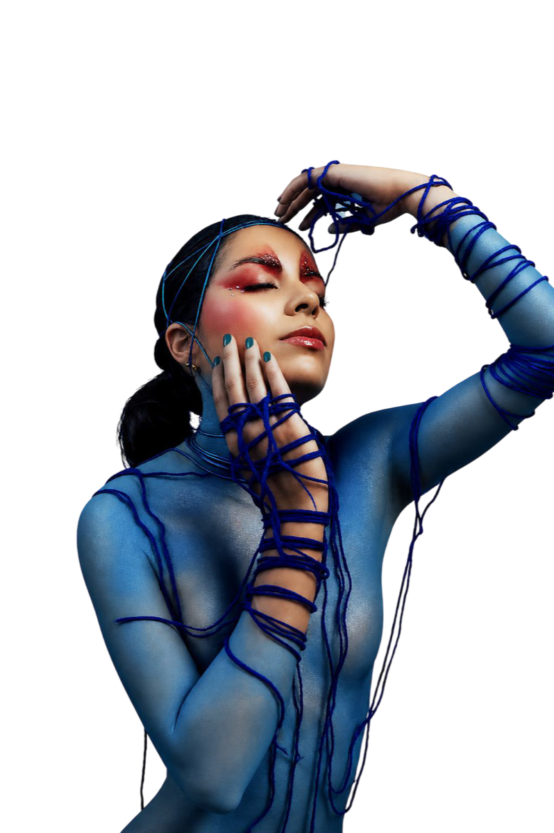 Modella con body painting blu e fili intrecciati sulle braccia